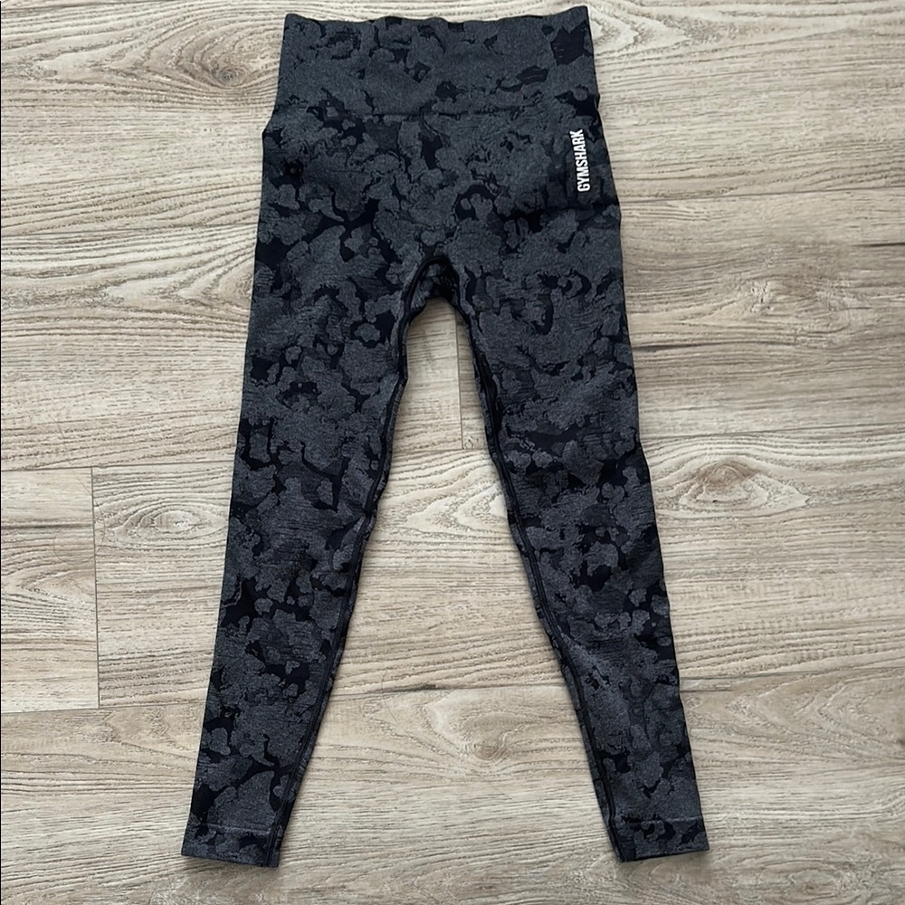 Gymshark woman’s black and grey leggings